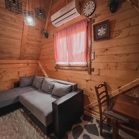 Kolibe Ravno Brdo Ljubis